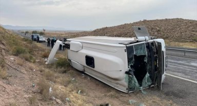 Kayseri'de midibüsün devrilmesi sonucu 15 kişi yaralandı