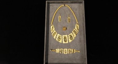 Kazılarda çıkarılan yaklaşık 12 bin 500 yıllık eserlerin figürlerini altına işledi 