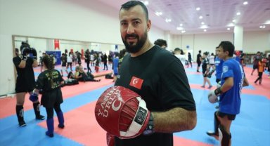 Kick boks ve muaythai branşında şampiyonlar yetiştiriyor