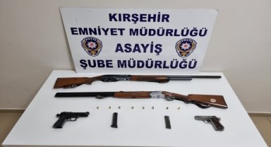 Kırşehir'de kendini silahla yaralayan şüphelinin evinde ruhsatsız tabanca ve tüfek bulundu