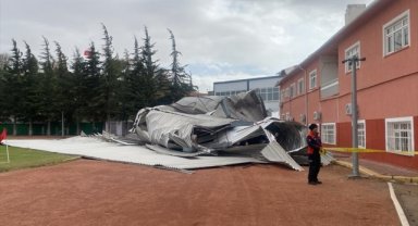 Kırşehir'de kuvvetli rüzgar nedeniyle kopan çatı stadın atletizm pistine düştü