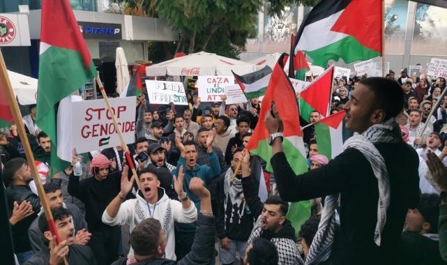 KKTC'de üniversite öğrencileri İsrail'in Filistin'e saldırılarını protesto etti