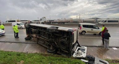 Kocaeli'de devrilen işçi servisindeki 9 kişi yaralandı