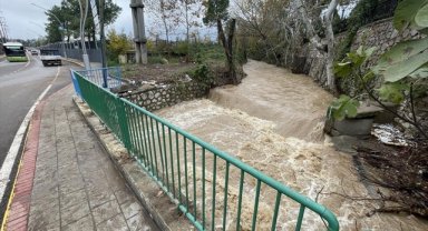 Kocaeli'de sağanak su baskınlarına neden oldu
