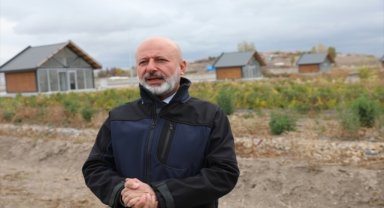 Kocasinan Belediye Başkanı Çolakbayrakdar, tarım arazisini inceledi