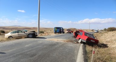 Konya'da 2 otomobilin çarpıştığı kazada 1 kişi öldü, 4 kişi yaralandı