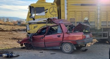Konya'da otomobil ile kamyonun çarpıştığı kazada 2 kişi öldü, 1 kişi yaralandı