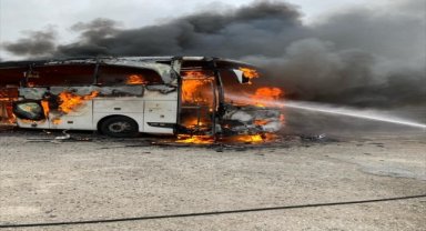 Konya'da yanan yolcu otobüsü kullanılamaz hale geldi