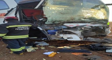 Konya'da yolcu otobüsü ile traktörün çarpıştığı kazada 8 kişi yaralandı