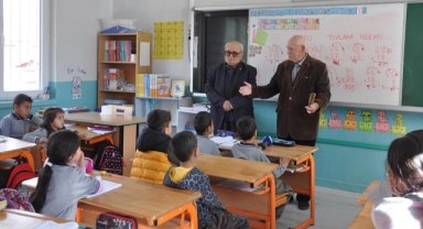 Köy enstitüsü mezunu emekli öğretmenlere duygulandıran davet