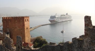 Kruvaziyer "Norwegian Gem" Alanya Limanı'na demirledi