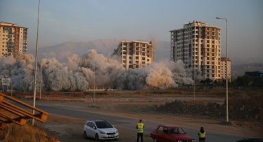 Malatya'da ağır hasarlı 15'er katlı 3 bina aynı anda patlayıcı kullanılarak yıkıldı