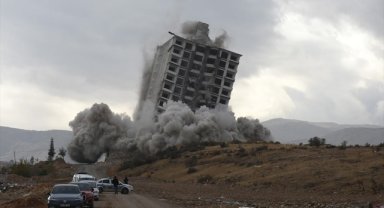 Malatya'da ağır hasarlı 16 katlı bina patlayıcı kullanılarak yıkıldı
