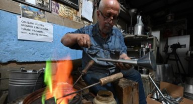 Manisa'da 58 yıllık teneke ustası, zanaatını yaşatmaya çalışıyor