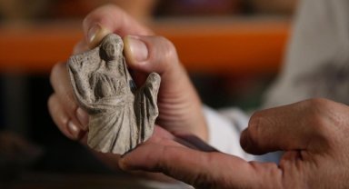 Manisa'daki Aigai Antik Kenti kazısında Demeter heykelcikleri bulundu