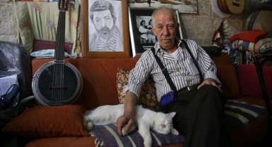Mardinli yarım asırlık müzisyen artık dostları ve kedisi için çalıyor