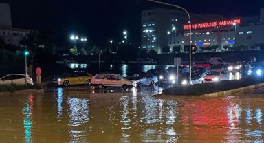 Mersin'de sağanak hayatı olumsuz etkiledi
