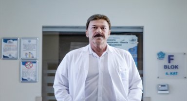 Mesleğinde 21 yılı organ nakliyle geçen profesör, hayatını insanları kurtarmaya adadı