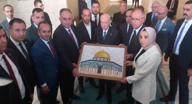 MHP Konya İl Başkanı Karaarslan, Devlet Bahçeli'ye Mescidi Aksa tablosu hediye etti