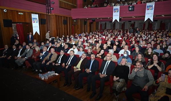 Muhtarlık mührünü sahnede vurdular