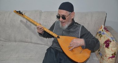 Muş'ta 76 yaşındaki görme engelli Ünver müzik tutkusuyla hayata tutunuyor
