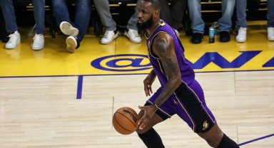 NBA'de LeBron James rekor kırdı, Lakers farklı kazandı