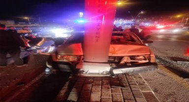 Niğde'de aydınlatma direğine çarpan otomobildeki 3 kişi yaralandı