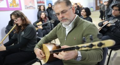 Öğrencilerini stresten uzaklaştırmak için okulda "koridor konserleri" düzenliyor