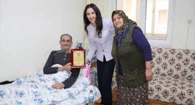 Özvatan Kaymakamı Kurt'tan emekli memura teşekkür plaketi