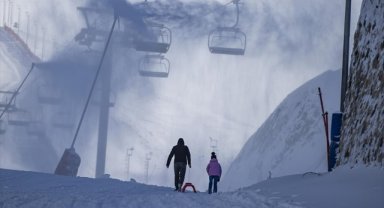 Palandöken'de sezonun erken açılması için farklı kar koruma teknikleri uygulanıyor