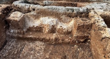 Perre Antik Kenti'nde 1800 yıllık boğa başı kabartması bulundu