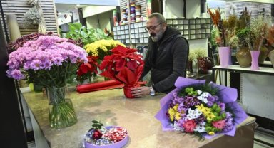 Rengarenk çiçekler öğretmenlerin masalarını süslemeyi bekliyor