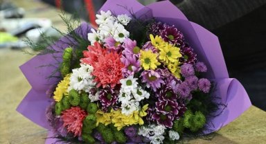 Rengarenk çiçekler öğretmenlerin masalarını süslemeyi bekliyor