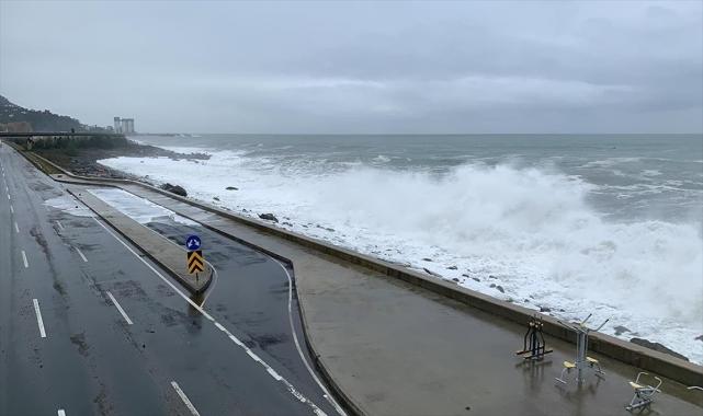 Rize ve Trabzon'da dev dalgalar Karadeniz Sahil Yolu'nda ulaşımı olumsuz etkiliyor