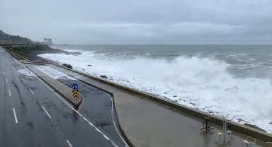 Rize ve Trabzon'da dev dalgalar Karadeniz Sahil Yolu'nda ulaşımı olumsuz etkiliyor