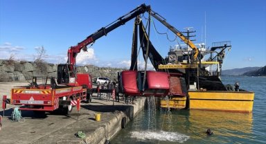 Rize'de fırtınada denize sürüklenen kamyonet vinç yardımıyla çıkartıldı