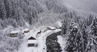 Rize'de karla kaplanan yaylalar dronla görüntülendi