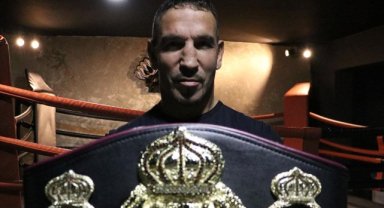 Rocky filmlerinden etkilenerek boksa başlayan Türk sporcunun dünya şampiyonluğuna uzanan öyküsü