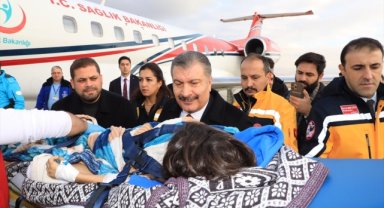 Sağlık Bakanı Koca, ambulans uçakla Türkiye'ye getirilen yaralı Gazzeli çocukları karşıladı