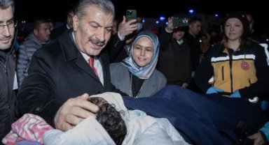 Sağlık Bakanı Koca Türkiye'ye getirilen Gazzeli hastaları havaalanında karşıladı