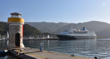 Saint Kitts ve Nevis bayraklı kruvaziyer "Blue Sapphire" kışlama için Marmaris'te