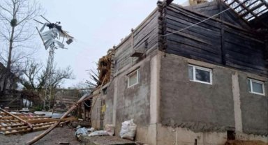 Samsun'da şiddetli rüzgar çatıları uçurdu