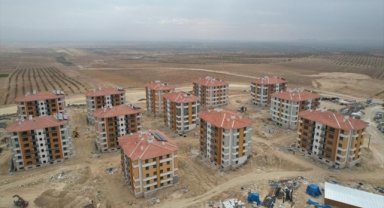 Şanlıurfa'da deprem konutlarının inşası sürüyor