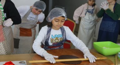 Sarıoğlan'da öğrenciler, öğretmenlerin gününü "kalpli kurabiye" ile kutladı