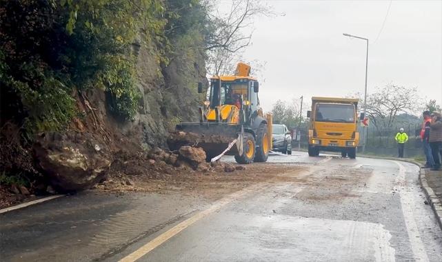 Sarıyer'de toprak kaymasında caddeye düşen kaya parçaları trafiği aksattı