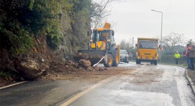 Sarıyer'de toprak kaymasında caddeye düşen kaya parçaları trafiği aksattı