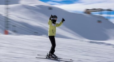 Sezona başlayan Palandöken ilk günden kayakseverlerle doldu