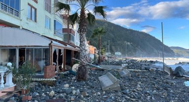 Sinop'ta denizin taşması sonucu sokaklar su altında kaldı