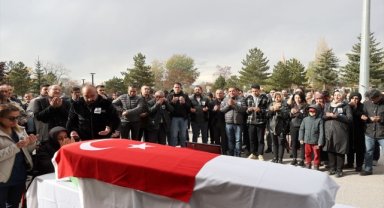 Sivas'ta arkadaşının evinde ölü bulunan hemşire son yolculuğuna uğurlandı