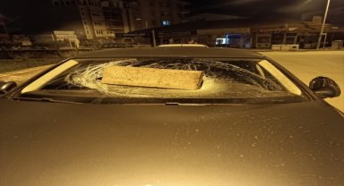 Sivas'ta bir kişinin otomobilin camını taşla kırması güvenlik kamerasına yansıdı
